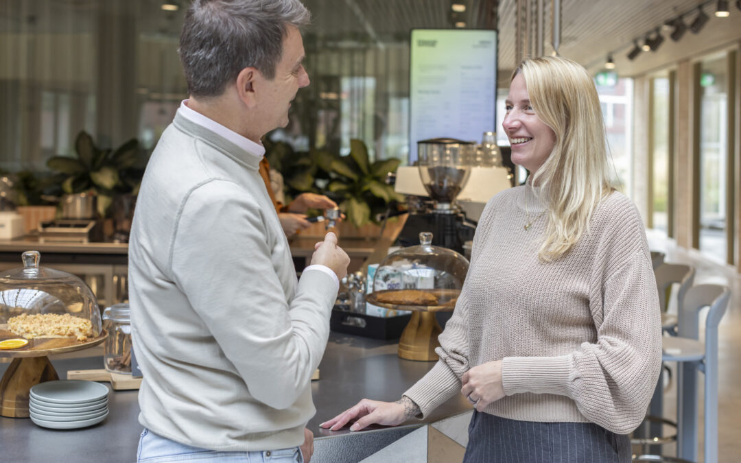 Twee ondernemers bespreken de rolverdeling in hun samenwerking