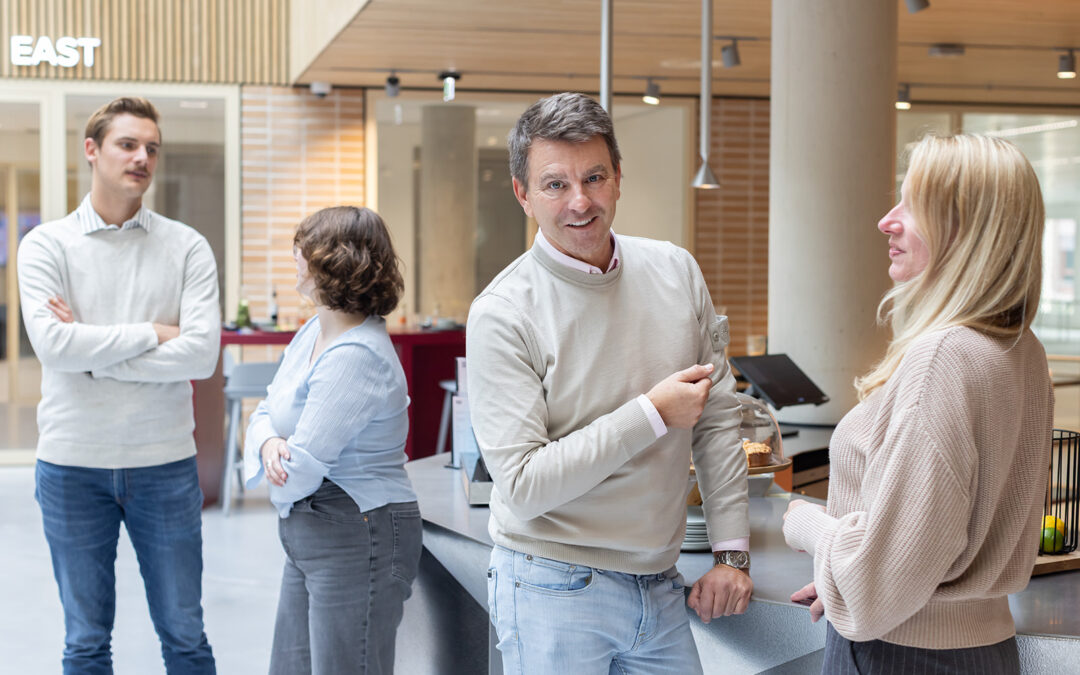 Beautyondernemer werkt aan de contentstrategie voor salon