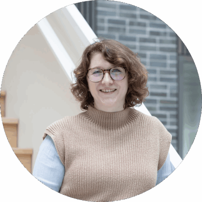 Onze visual designer en contentpresentatie-expert, die jouw merk versterkt met consistente, visuele content die past bij wie jij bent. Yvonne